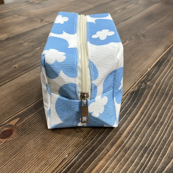 🌟2x Host Pick🌟Blue Floral Makeup Bag - Picture 4 of 8